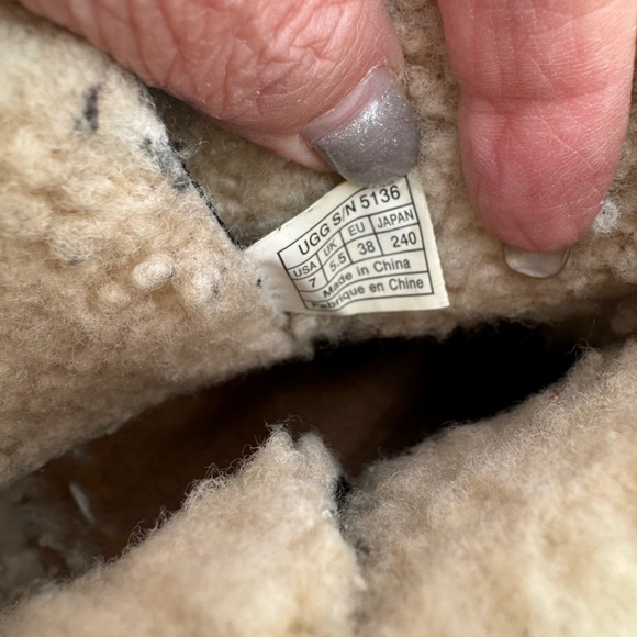 UGG - Cove Black suede, lined ankle boots - size 7 - in Box - Picture 3 of 9